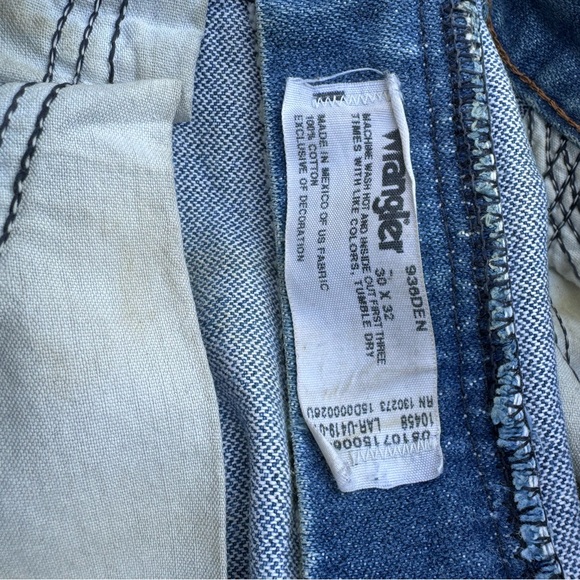 Vintage Wrangler Jeans in size 30x32 (fits like a 26) - Picture 2 of 3